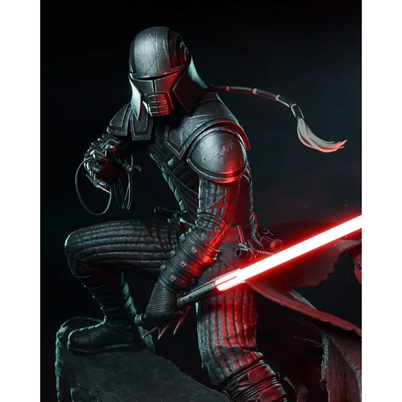 Figurine de Starkiller en armure Sith Stalker, posture de combat dynamique avec sabre laser rouge.