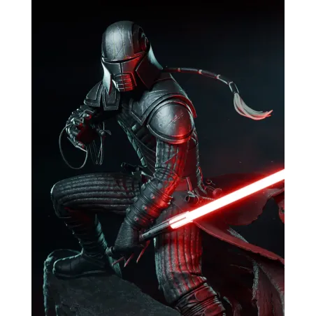 Figurine de Starkiller en armure Sith Stalker, posture de combat dynamique avec sabre laser rouge.