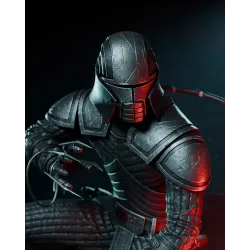 Gros plan sur le casque texturé et la griffe de combat cybernétique de la figurine de Starkiller.
