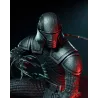 Gros plan sur le casque texturé et la griffe de combat cybernétique de la figurine de Starkiller.