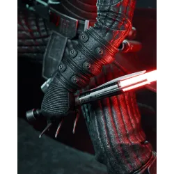 Zoom sur la poignée du sabre laser et les détails des gantelets en cuir de la statuette