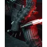 Zoom sur la poignée du sabre laser et les détails des gantelets en cuir de la statuette