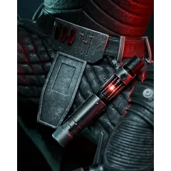 Détail réaliste des plaques d'armure usées et du sabre laser accroché à la ceinture