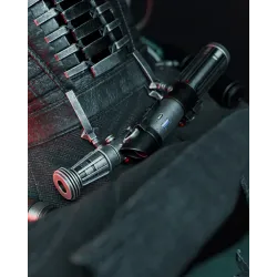 Focus sur les textures de la combinaison de combat et les fixations dorsales des sabres laser.
