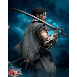 « Musashi équipé de son célèbre gantelet démoniaque massif et de son sabre