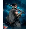 « Musashi équipé de son célèbre gantelet démoniaque massif et de son sabre