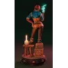 La posture dynamique de Triss met en valeur la sacoche de voyage et la finesse des ceintures gravées d'étoiles.