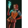 Gros plan visage et magie papillon bleu figurine Triss Merigold Witcher