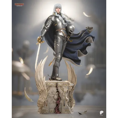 Vue de face de la figurine de Griffith (Berserk) par Tanuki Figures, debout sur son socle en marbre fissuré.