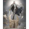 Vue de face de la figurine de Griffith (Berserk) par Tanuki Figures, debout sur son socle en marbre fissuré.