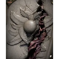 Gros plan saisissant sur la sculpture ultra-détaillée des damnés et des Apôtres hurlant à l'arrière du socle.