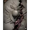 Gros plan saisissant sur la sculpture ultra-détaillée des damnés et des Apôtres hurlant à l'arrière du socle.