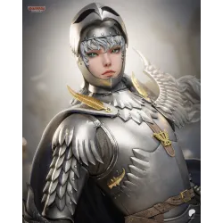 Statue collector Griffith Berserk de trois quarts avec armure et cape Tanuki Figures.