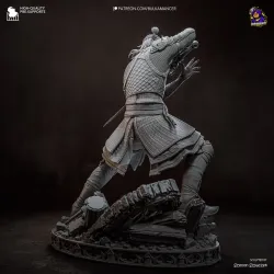 Dos de la figurine mettant en valeur les textures de mailles de l'armure et les drapés de la tenue.