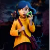La statuette complète de Coraline Jones, capturant à la perfection l'ambiance mystérieuse du chef-d'œuvre de LAIKA.