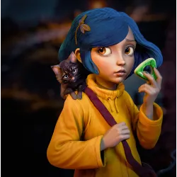 Gros plan sur les détails minutieux du visage de la figurine de Coraline Jones, mettant en valeur son regard expressif.