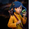 Gros plan sur les détails minutieux du visage de la figurine de Coraline Jones, mettant en valeur son regard expressif.