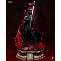 Vue frontale complète de la statue de Blade en position de combat, mettant en valeur sa posture droite, ses deux armes blanches