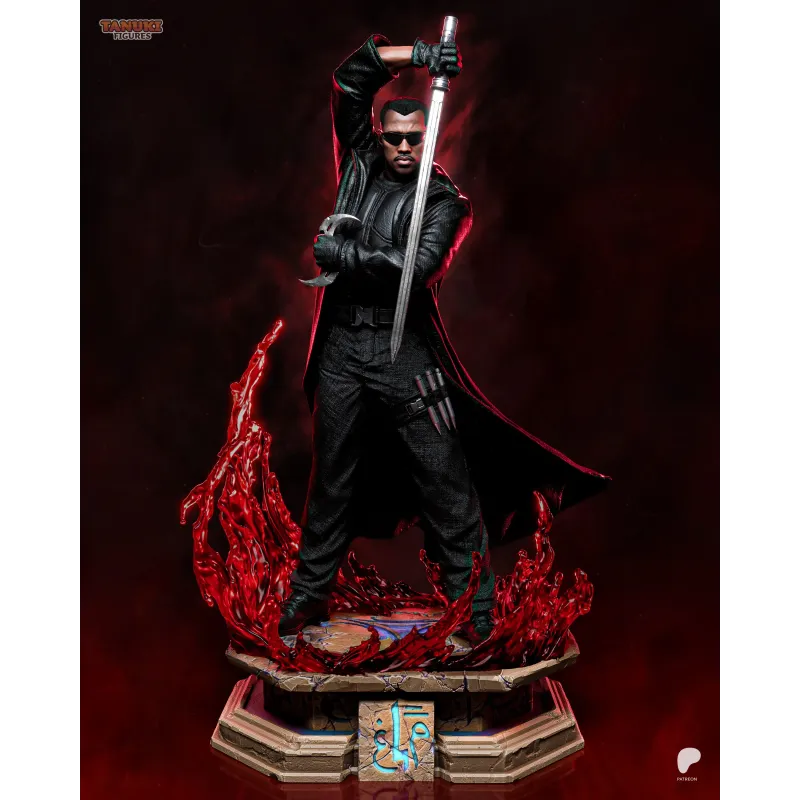 Vue frontale complète de la statue de Blade en position de combat, mettant en valeur sa posture droite, ses deux armes blanches
