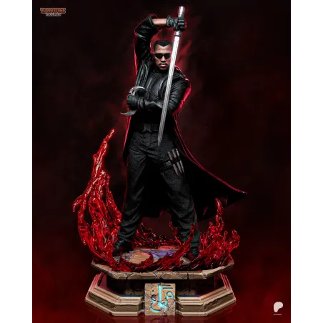 Vue frontale complète de la statue de Blade en position de combat, mettant en valeur sa posture droite, ses deux armes blanches