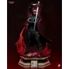 Vue frontale complète de la statue de Blade en position de combat, mettant en valeur sa posture droite, ses deux armes blanches