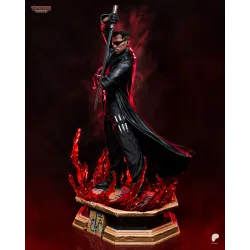 Gros plan soulignant le mouvement du long trench-coat noir et révélant les pieux fixés sur sa cuisse gauche.