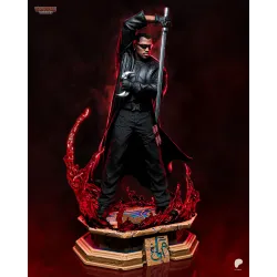 Plan sur le buste de Blade, illustrant la précision de ses gants renforcé et la prise en main de ses armes de prédilection.