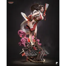 Mai Shiranui au sommet du toit avec la floraison symétrique des cerisiers japonais.