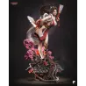 Mai Shiranui au sommet du toit avec la floraison symétrique des cerisiers japonais.