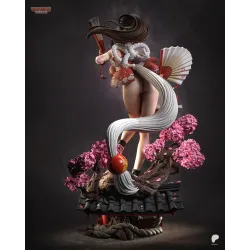 Ce plan met en avant la sculpture complexe de la chevelure et de la traîne en tissu blanc qui drapent le personnage