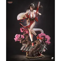 Un angle qui met en valeur l'ouverture du grand éventail blanc à motifs de sakura