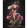 Un angle qui met en valeur l'ouverture du grand éventail blanc à motifs de sakura