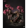 Admirez le travail de sculpture sur les tuiles, la texture de l'écorce de l'arbre et la densité des fleurs de cerisier