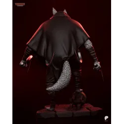 Cette vue met en valeur les plis fluides de sa cape noire en simili-cuir ainsi que la sculpture détaillée de sa longue queue