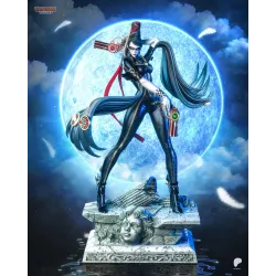 Dynamisme et puissance : vue globale de la figurine Bayonetta à l'échelle 1/6 par Tanuki Figures sur son socle gothique.
