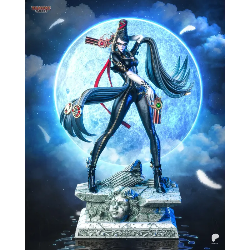 Dynamisme et puissance : vue globale de la figurine Bayonetta à l'échelle 1/6 par Tanuki Figures sur son socle gothique.