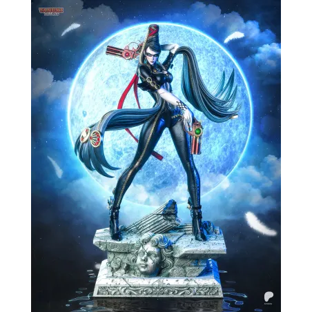 Dynamisme et puissance : vue globale de la figurine Bayonetta à l'échelle 1/6 par Tanuki Figures sur son socle gothique.