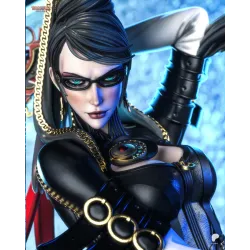 : Gros plan sur le regard déterminé de Bayonetta, ses lunettes caractéristiques et la finesse des traits du visage.