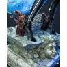 Zoom sur le diorama architectural gothique et le visage de statue de pierre brisée servant de base à la figurine.