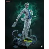 Ce profil dynamique souligne la posture droite de l'exorciste et le mouvement fluide de sa célèbre cravate léopard.