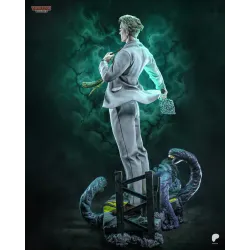 Une silhouette élancée mettant en avant le contraste saisissant entre la rigueur du costume et le chaos de la scène