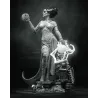 La posture iconique de la Fiancée en plein éveil, combinant élégance, tension électrique et détails rétro-futuristes.
