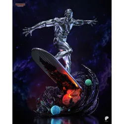 Silver Surfer fendant l'espace cosmique sur sa planche, surmontant une base sculptée spectaculaire