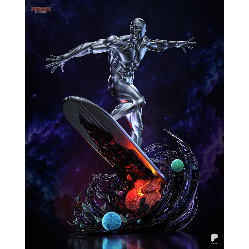 Silver Surfer fendant l'espace cosmique sur sa planche, surmontant une base sculptée spectaculaire