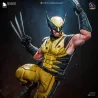 Focus sur la rage de Logan et les détails saisissants de l'armure de combat jaune et noire.