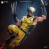 Vue rapprochée mettant en valeur la texture alvéolée du costume et les célèbres griffes en adamantium prêtes à frapper.