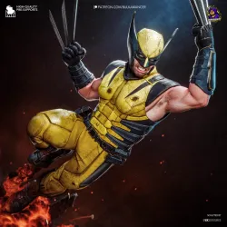 Le mutant des X-Men bondit héroïquement au-dessus d'une base diorama explosive.