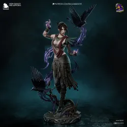 ue de face complète de la figurine révélant la pose altière de Morrigan, entourée de ses corbeaux