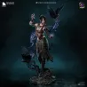 ue de face complète de la figurine révélant la pose altière de Morrigan, entourée de ses corbeaux