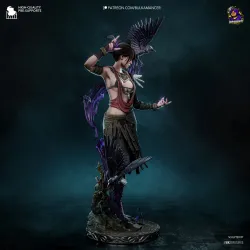 Vue de profil soulignant la finesse des textures du costume, de la jupe asymétrique en lanières de cuir